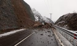 Artvin’de heyelan sonrası Yusufeli Karayolu ulaşıma kapanmış durumda