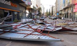 Kahramanmaraş'ta rüzgarın uçurduğu çatı, yolda yürüyen kişinin üzerine düştü