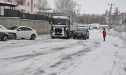 Kars’ta kar yağışı nedeniyle öğretmenler buzlanan yolda mahsur kaldı