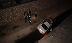 Antalya'da kaza yapan otomobillerden biri kanala uçtu: 2 yaralı