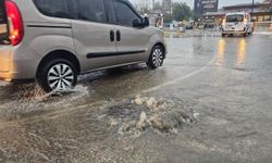 Bandırma'da yollar göle döndü, sürücüler zor anlar yaşadı