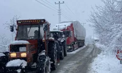 Ordu'da kar yüzünden mahsur kalan tır kurtarıldı