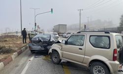 Manisa'da sisli hava zincirleme kaza yaptırdı: 2 yaralı