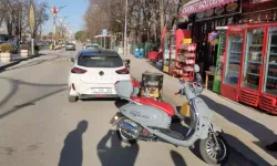 Edirne'de motosiklet park halindeki otomobile çarptı: 2 yaralı