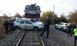 Malatya'da hafif ticari araçla yük treni kaza yaptı: 2 yaralı