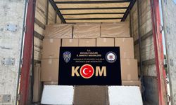 Kocaeli'de  durdurulan tırda 9 milyon 580 bin makaron ele geçirildi