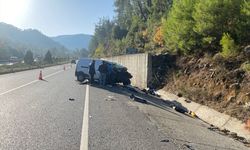 Muğla'da kamyonetin istinat duvarına çarptığı kazada 2 çocuk öldü