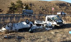 Erzurum'da Balık yüklü kamyonet kaza yaptı, otoyol balık pazarı oldu