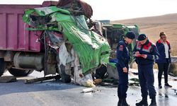 Konya'da Karşı şeride geçen kamyon başka bir kamyonla çarpıştı: 2 Ölü var