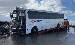 Afyonkarahisar'da Yolcu otobüsünün tır ve otomobille çarpıştığı kazada 30 kişi yaralandı