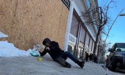 Erzurum'da Buz pistine dönen kaldırımlarda düşen yayalar gülümsetti