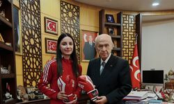 MHP Genel Başkanı Bahçeli, milli kick boksçu Aybüke Kılınç'ı ağırladı