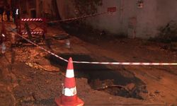 Beyoğlu’nda yol çöktü, 2 daireyi su bastı: Vatandaş İSKİ’ye tepki gösterdi