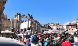 Suriyeliler Emevi Camii’nde zaferi kutladı