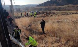 Ankara'da, raylara düşen kayaya, tren çarptı