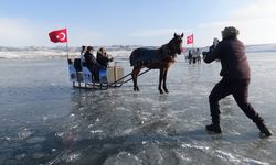 Kars'ta buz tutan Çıldır Gölü üzerinde kızak keyfi