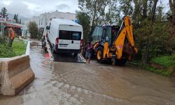 Dere yatağında mahsur kalan iki araç belediye ekipleri tarafından kurtarıldı