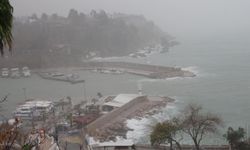 Antalya sular altında: Sahil sisle kaplandı