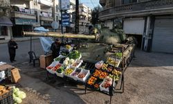 Suriyeli esnaf Esad'ın tankını manav tezgahına çevirdi