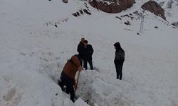 Çığ düştü: Kepçe operatörü ölümden döndü