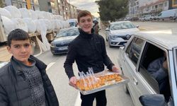 Konya'da Suriyeliler, baklava dağıtarak kutlama yaptı