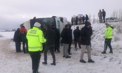 Kars'ta yolcu otobüsü devrildi: 23 yaralı