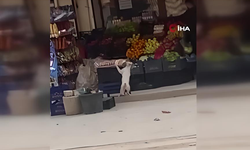 Mardin'de kedi market önünden simit alıp kaçtı: O anlar kamerada