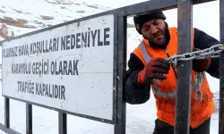 Yoğun kar ve tipi, Van-Bahçesaray karayolunu geçici olarak kapattı