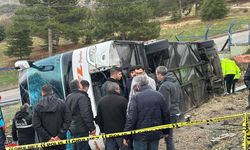 Isparta'da yolcu otobüsünün şarampole devrildiği kazada 1 kişi hayatını kaybetti, 18 kişi yaralı