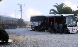 Denizli'de Yolcu otobüsü akaryakıt istasyonundan çıkan tıra çarptı: Ölü ve yaralılar var