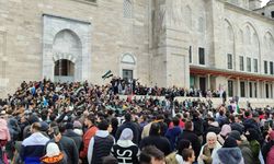 Fatih Camii'nde bir araya gelen Suriyeliler, Esad yönetiminin sona ermesini kutluyor.