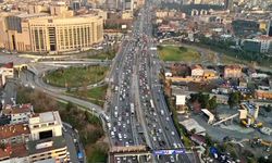 Yeni yıla saatler kala İstanbul trafiğinde yoğunluk