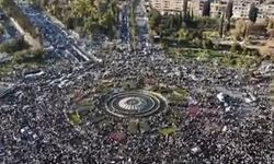 Suriye halkı Emevi Meydanı'nda zaferi kutladı, bayraklar gökyüzüne yükseldi