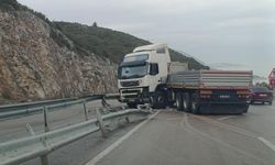 Isparta'da tır bariyerlere çarptı, trafik durdu