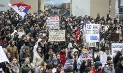 Sırbistan'da hükümete tepki gösteren öğrencilerden büyük gösteri