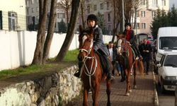 İki kardeş karnelerini almaya atlarla gitti