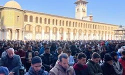 Emevi Camii'nde cuma namazı yoğunluğu