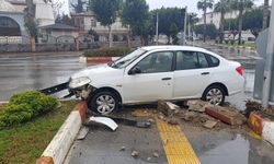 Antalya Manavgat'ta 2 otomobil çarpıştı:3 yaralı