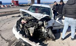 Hatay'da hafif ticari araç otomobille çarpıştı: 3 yaralı