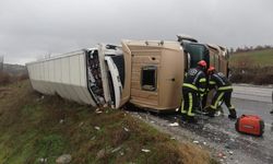 Denizli'de kontrolden çıkan tır devrildi