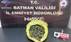 Polisin dur ihtarına uymayan kişilerin aracında 4 kilo uyuşturucu ele geçirildi