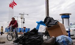 İzmir'de belediye çalışanlarının eylemi nedeniyle sokaklarda çöp yığınları oluştu