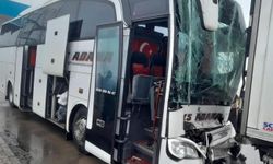 Niğde-Ankara Otoyolu'nda yolcu otobüsü TIR'a çarptı: Çok sayıda yaralı var