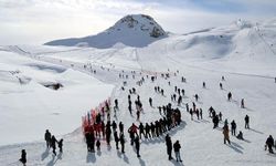 Hakkari'de kayak merkezleri doldu taştı