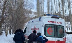 Van'da yolu kardan kapanan mahalledeki hastanın imdadına ekipler yetişti