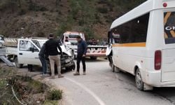 Antalya'da öğrenci servisi kaza yaptı: 24 yaralı