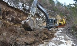 Karabük'te heyelan: Köy yolu kapandı!