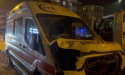 Hasta taşıyan ambulans ile otomobil çarpıştı: 8 yaralı