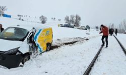 Tokat'ta PTT aracına tren çarptı