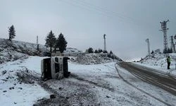 Mersin'de okul servisi karlı yolda devrildi, öğrenciler korku dolu anlar yaşadı